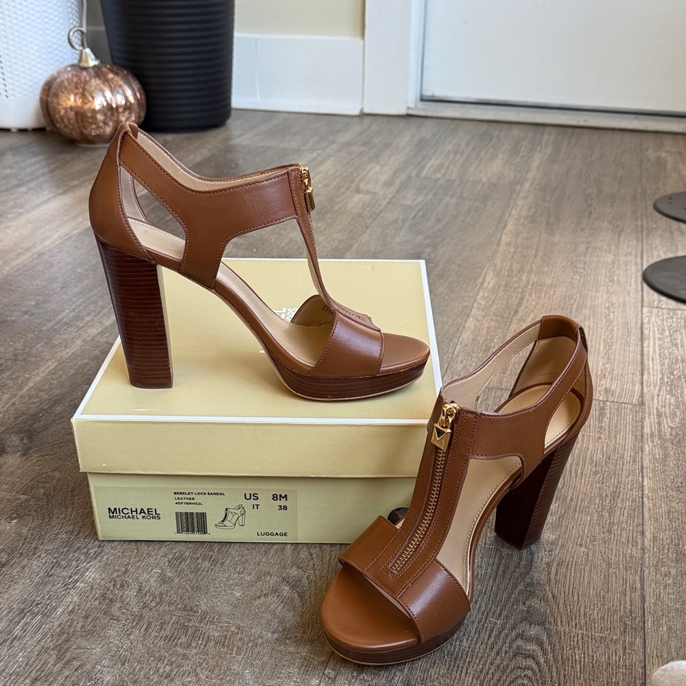 Michael Kors Berkley Lock Sandal Leather Brown “Luggage”